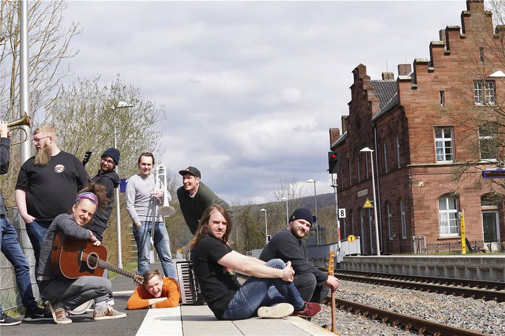 Die mittlerweile 9-köpfige Band „Das Niwo“ aus dem schönen Ruhrpott sagt: „Es geht darum mit seinen Freunden Musik zu machen und eine gute Zeit zu verbringen. Wenn das dann dem Publikum auch noch gefällt, es einsteigt, was gibt es besseres?“ Start: Samstag, 18.30 Uhr
