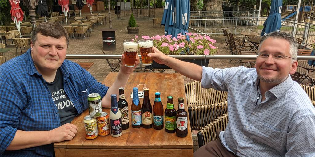 Neues Format: Veranstalter stoßen auf NRWs größte Biertheke an Die Mitveranstalter Max Zellmer (r.) und Hilmar Schulz freuen sich auf den ersten Bier- und Futtermarkt im Biergarten von "Hopfen und Salz".