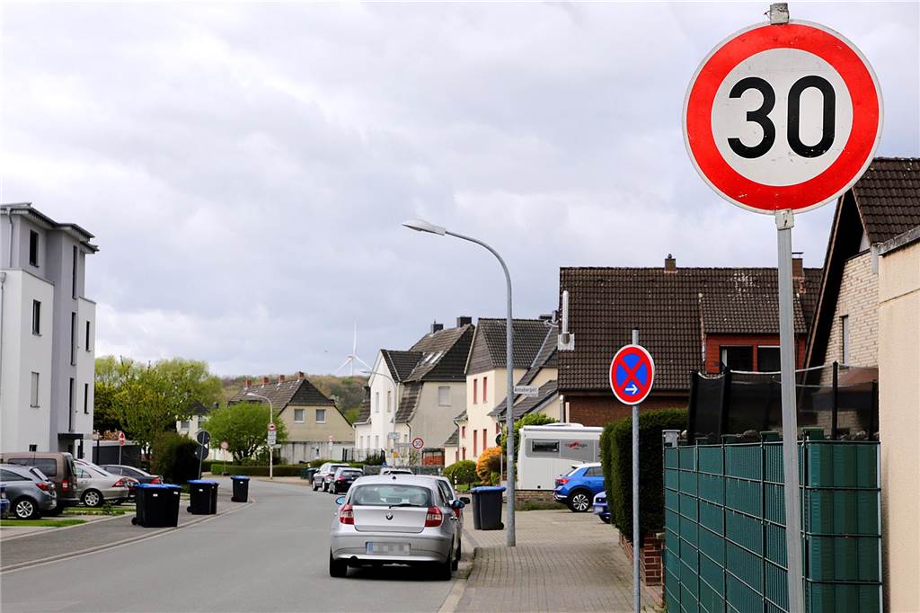 Bauarbeiten an der Annabergstraße enden bald: Schilder bleiben vorerst Neue Schilder an der Annabergstraße in Haltern