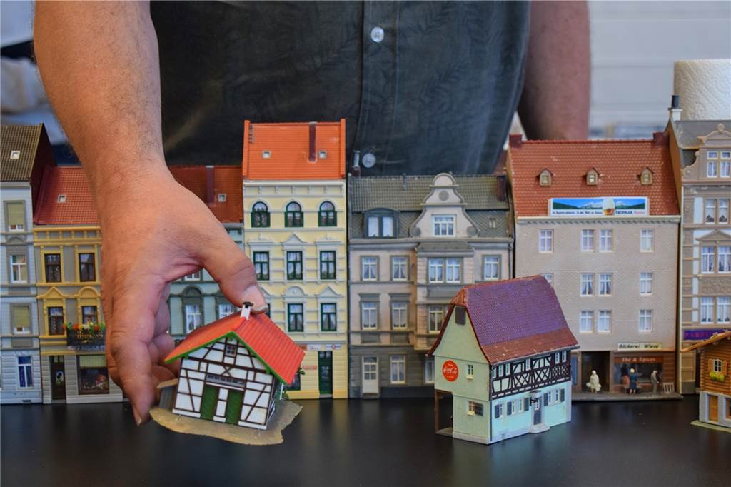 Modellbau- und Spielzeugmesse unter Corona-Bedingungen in Haltern Die Modellhäuser sind liebevoll und detailgetreu nach Original-Vorbildern gebaut.