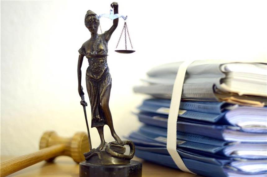 Warum Richter unabhängig entscheiden dürfen Die modellhafte Nachbildung der Justitia steht auf dem Tisch eines Richters. Foto: Volker Hartmann/Archiv