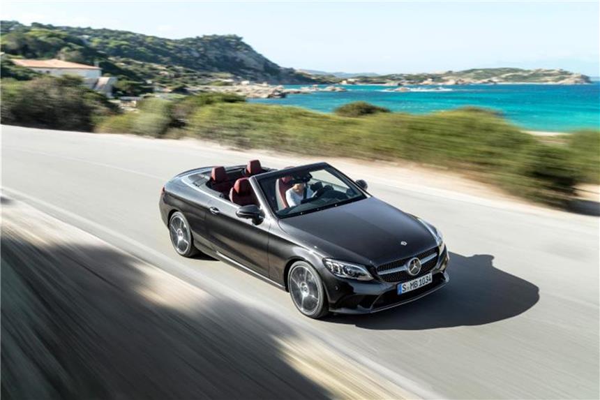 Neuerungen für Mercedes C-Klasse auch für die Zweitürer Die Modellpflegemaßnahmen für die C-Klasse unter anderem mit neuen Motoren und geänderter Front lässt Mercedes ab Juli auch bei Coupé und Cabrio (hier im Bild) einfließen. Foto: Daimler AG