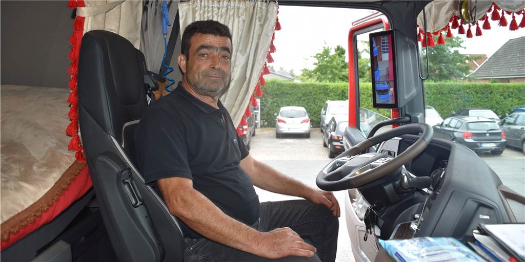 Spedition Hoeper investiert: Zufriedenheit der Fahrer wichtiger denn je Die modernen Technik in seinem neuen LKW begeistert Fahrer Erol Ögrünc.