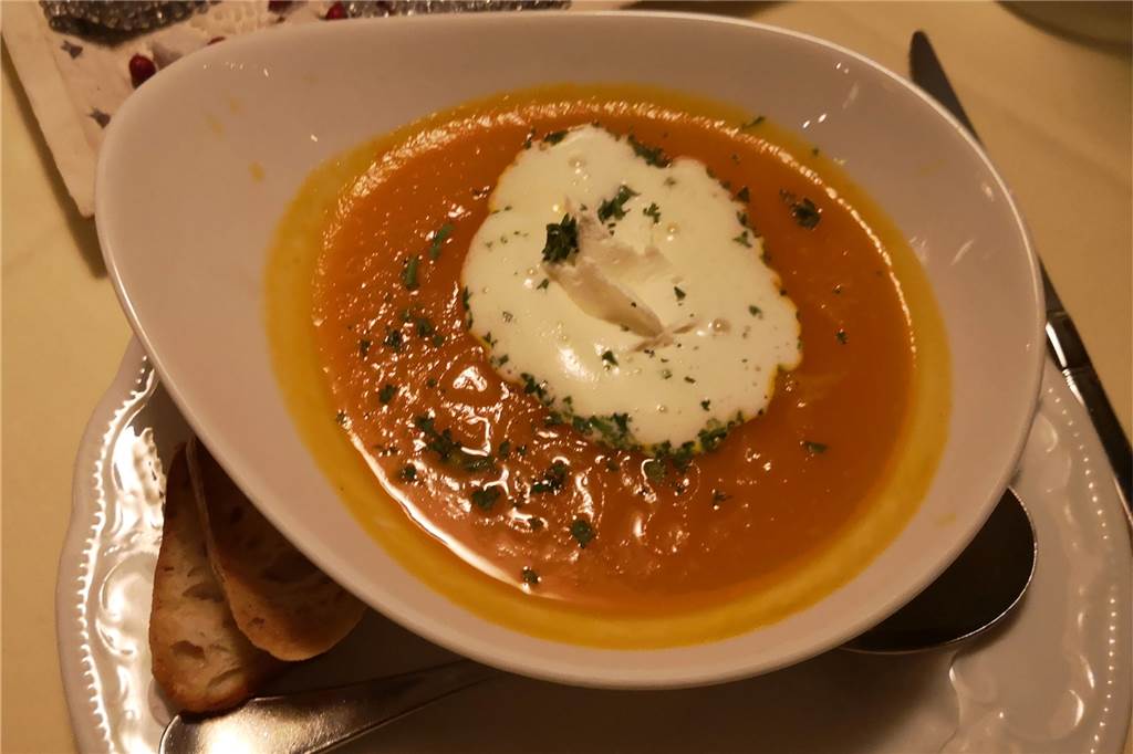 In den Bürgerstuben gibt es viel zu Essen – lecker und preiswert Die Möhren-Ingwer-Suppe war geschmacklich und preislich super.
