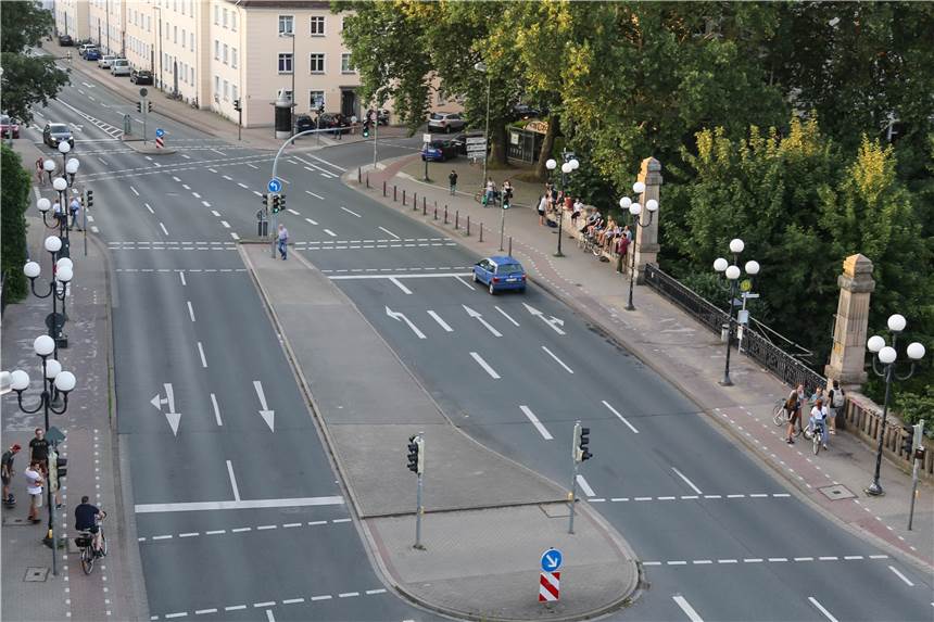 „Möllern“ an der Möllerbrücke: Menschen, die auf Brücken trinken Die Möllerbrücke von oben. Die Sandsteinbrüstungen an den Brückenecken sind beliebte Treffpunkte, um die letzten Sonnenstrahlen zu genießen.