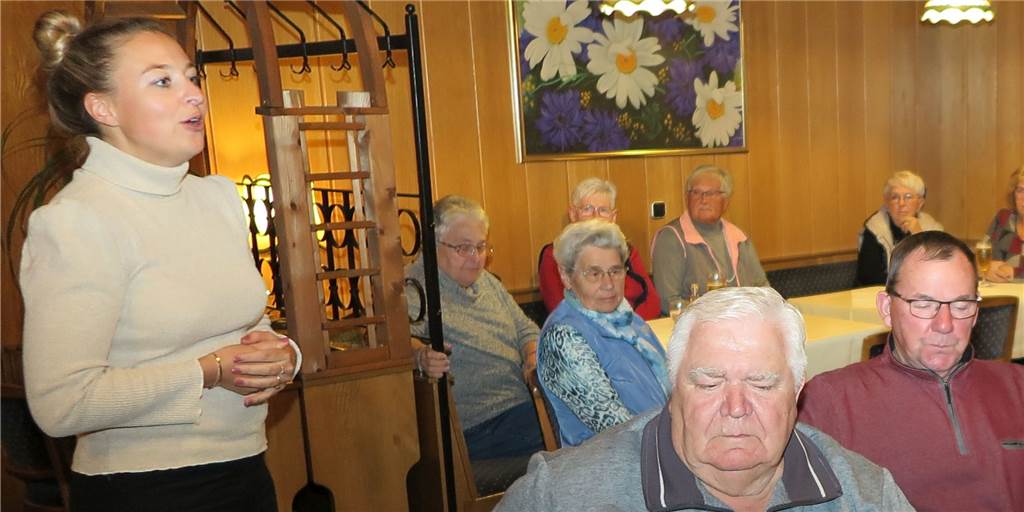 Die Moerser Rechtsanwältin Laura Schramm (l.) spricht im Gahlener Café Holtkamp vor vielen Menschen.