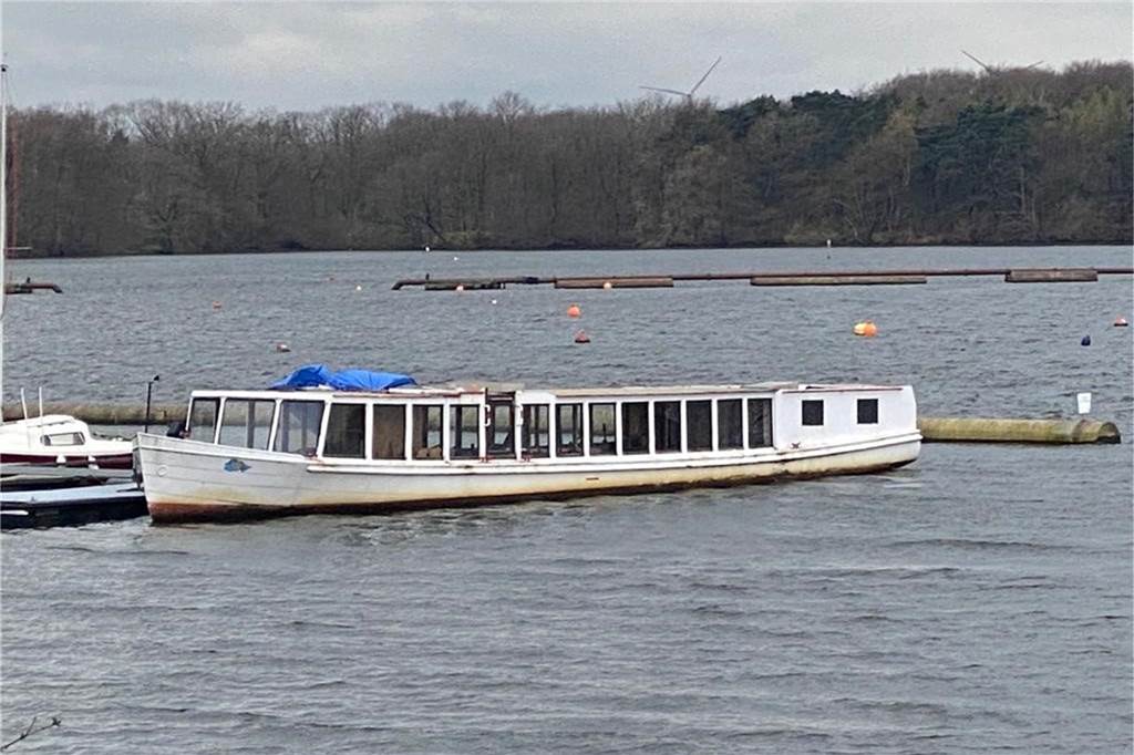Halterns Fahrgastschiff Möwe ist unbemerkt auf und davon Die Möwe bietet nur noch ein trauriges Bild. Sie ist zum Teil schon zerlegt und wartet im Gelsenwasser-Hafen auf den Abtransport.