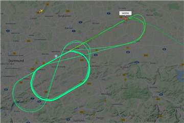 Die Momentaufnahme von der Internetseite "Flightradar24" zeigt die Schleifen, die ein Flugzeug aus Bukarest am Sonntagnachmittag beschrieben hat.