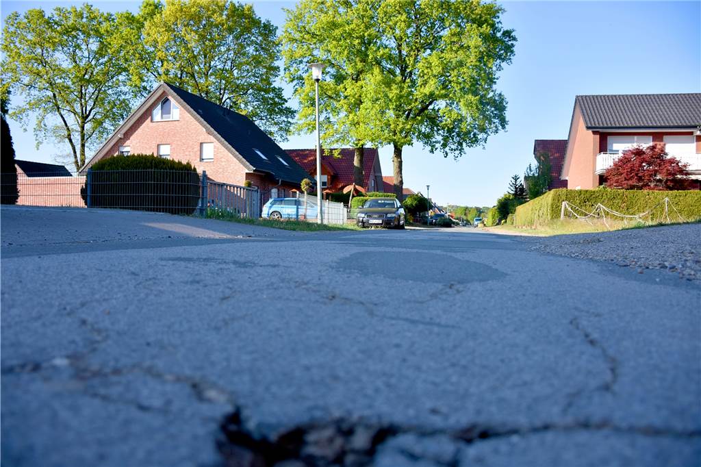 Sanierung der Moorbachstraße wird für die Anwohner teuer Die Moorbachstraße gilt bisher offiziell als Wirtschaftsweg. Mit einem Beschluss der Vredener Politik soll sie aber zu einer Siedlung und damit zum Innenbereich erklärt werden. Dadurch kann sie als Anliegerstraße ausgebaut werden – zum ersten Mal.