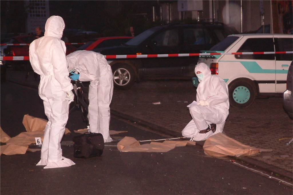 Der Mörder einer Dorstenerin lebt mitten unter uns und ist noch nicht gefasst Die Mordermittler bei der Arbeit am 2. Dezember 2004 am Tatort Freiheitsstraße.