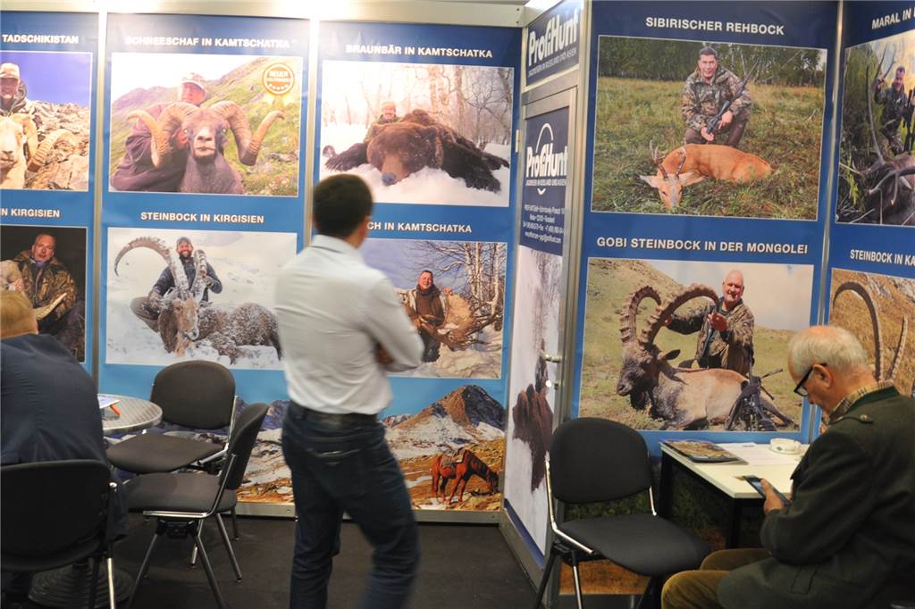 Eine abgeschossene Giraffe kostet 1500 Euro – ein Rundgang über die Messe „Jagd & Hund“ Die Motive der Werbebilder gleichen sich: Vorne das erlegte Tier, dahinter der stolze Jäger.