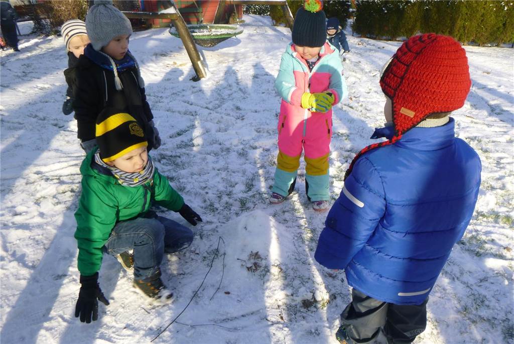Die motivierten Fachkräfte für frostige Bauangelegenheiten der KiTa Dürerstraße in Unna beraten noch, die das Kunstwerk schlussendlich aussehen soll.