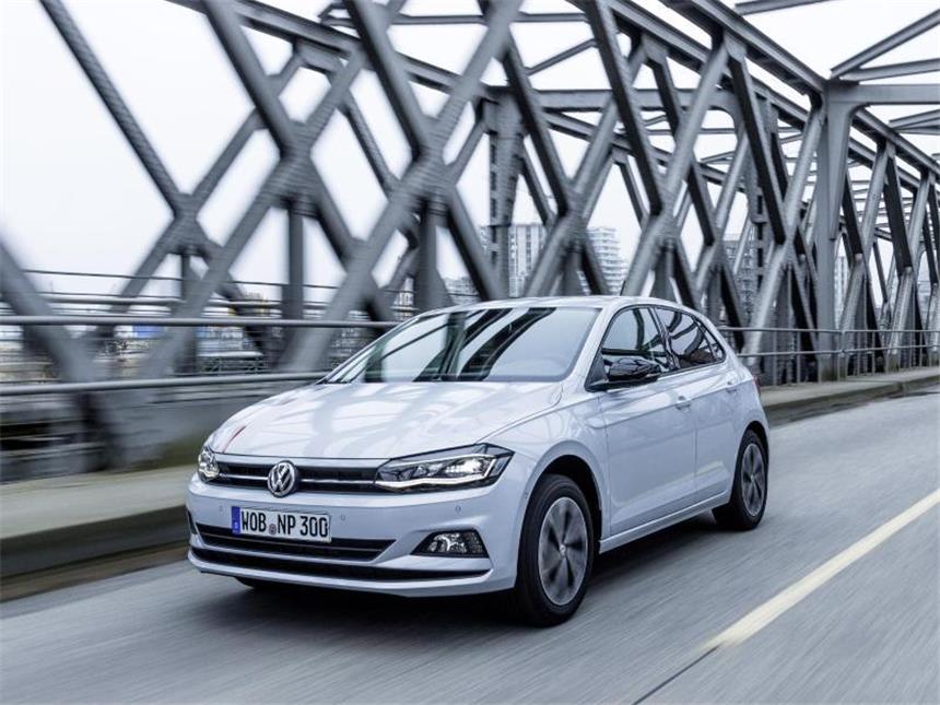 VW Polo im Test: Mini-Golf für Fortgeschrittene Die Motorenplatte startet mit drei Benzinern mit 1,0 Liter Hubraum. Sie leisten 48 kW/65 PS oder 55 kW/75 PS. Mit Turbo kommt das Triebwerk auf 70 kW/95 PS. Foto: VW/dpa