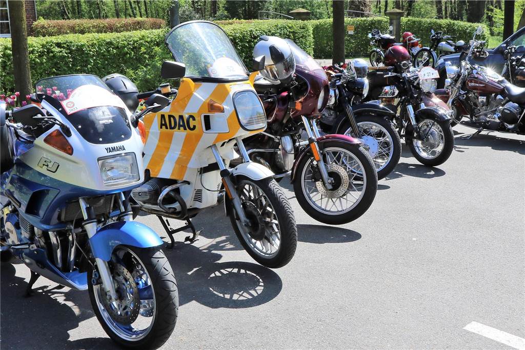Show der Motorrad-Oldtimer vor prächtiger Kulisse Die Motorräder sind alle mindestens 30 Jahre alt.