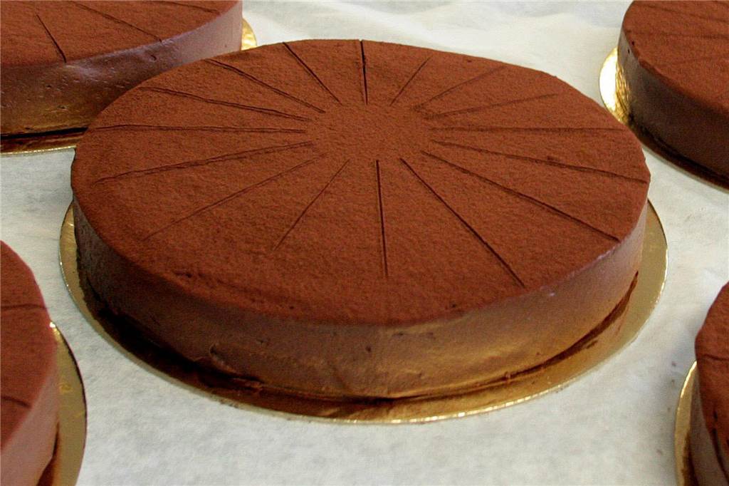 Die Mousse Au Chocolade-Torte kann nach Belieben verziert werden.