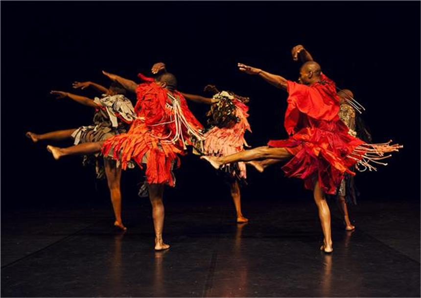 Weltstars zündeten ein Feuerwerk der Tanzkunst Die „Moving Into Dance Mophatong“-Compagnie aus Afrika tanzte akrobatisch „Romeo und Julia“.