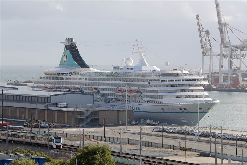 Lüner zurück von der MS Artania: Aus der Traumreise wurde ein Albtraum Die MS Artania im Hafen von Femantle. Von dort aus ging es auch für die beiden Lüner mit dem Bus und dann per Flugzeug ab Perth