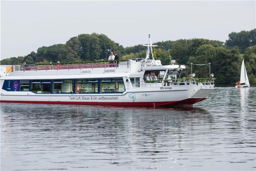 Ökoantrieb: Betreiber sind mit Schiff „MS Innogy“ zufrieden Die „MS Innogy“ fährt über den Baldeneysee. Foto: Bernd Thissen/Archiv
