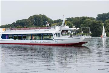 Die „MS Innogy“ fährt über den Baldeneysee. Foto: Bernd Thissen/Archiv
