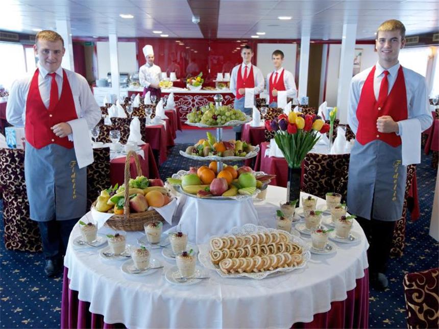 Eine Flusskreuzfahrt auf der Donau Die "MS Vista Fidelio" bietet Vollpension - natürlich auch mit Kaffee und Kuchen am Nachmittag. Foto: 1AVista Reisen GmbH/dpa
