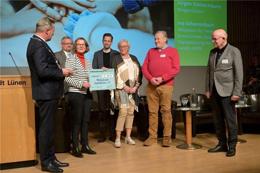 Neujahrsempfang der Stadt: Debatte über Haushaltslage - Ehrenamtspreise verliehen Die Mühlenfreunde um ihren 1. Vorsitzenden Friedhelm Schroeter (r.) erhielten für ihren Einsatz an der Schlossmühle Buddenburg den Ehrenamtspreis.