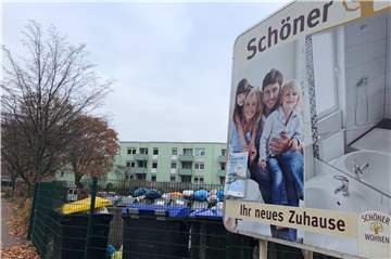 Die Müllcontainer am Himmelsberg an den Häusern der Altro Mondo quellen über, weil die Container wegen unsachgemäßer Befüllung nicht mehr geleert werden.