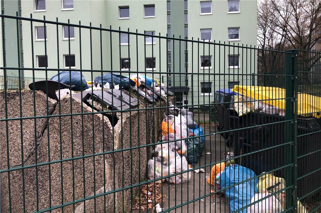 Müll türmt sich in Barkenberg vor Mietshäusern der Altro Mondo Die Müllcontainer am Himmelsberg an den Häusern der Altro Mondo quellen über, weil die Container wegen unsachgemäßer Befüllung nicht mehr geleert werden.