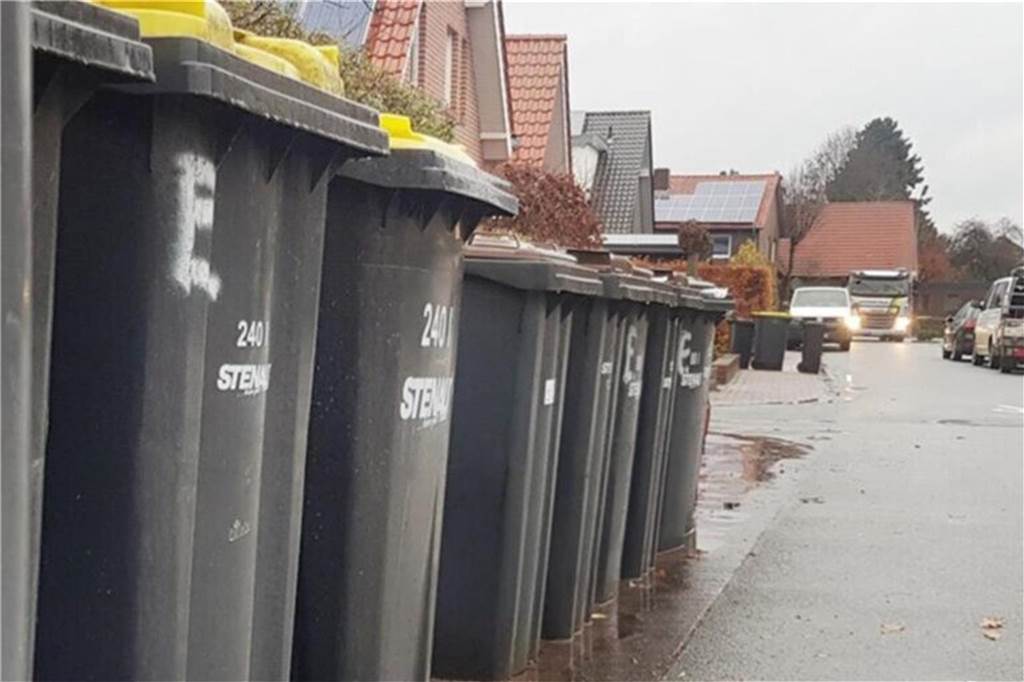 Müllgebühren in Heek: Gute Nachrichten für 2025, schlechte für 2026 Mülltonnen stehen an einer Straße