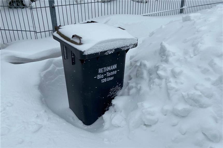 Müll in Ascheberg: Biotonne wird geleert, Recyclinghöfe haben wieder geöffnet Die Mülltonnen waren teilweise von Schneebergen verdeckt. Das erschwert die Arbeit der Müllabfuhr in Herbern.