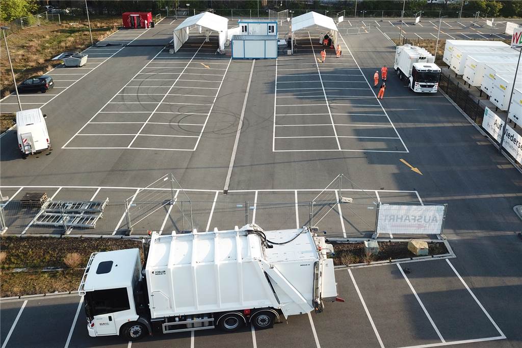 Video: Hier fährt die ganze Castrop-Rauxeler Müllabfuhr ins Test-Drive-In Die Müllwagen mit den großen Aufbauten fahren nicht durch die Zelte. Sie werden abgestellt, dann geht es zu Fuß zum Abstrich.