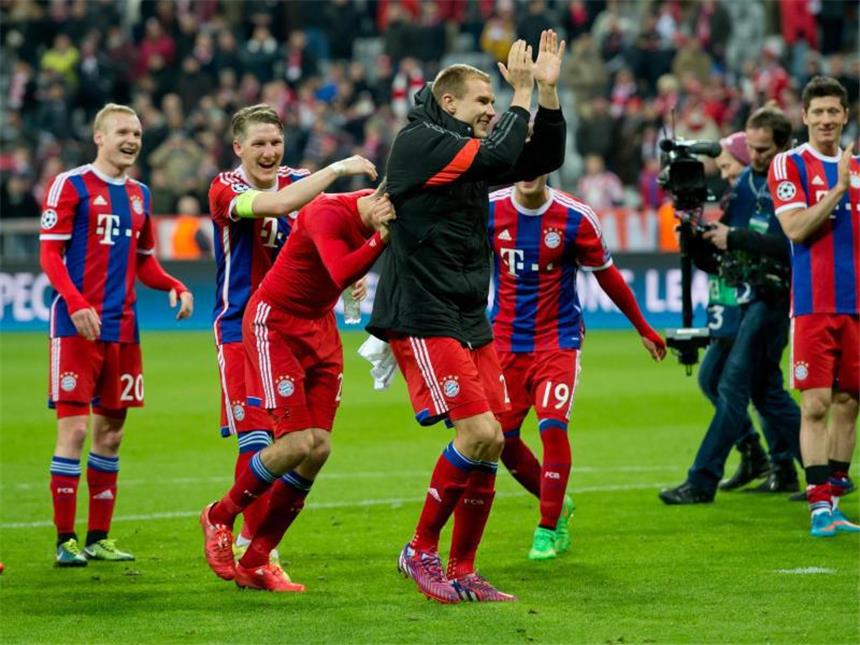 Bayern mit 7:0-Rekord ins Viertelfinale Die Münchener feiern den Rekordsieg und einen besonderen Torschützen: Holger Badstuber (2.v.r.). Foto: Sven Hoppe