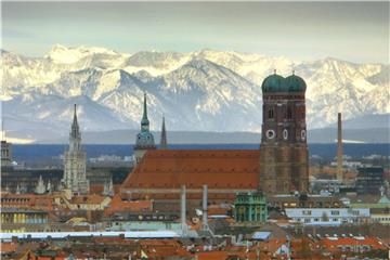 Die Münchener Frauenkirche vor den schneebedeckten Alpen. Foto: Peter Kneffel