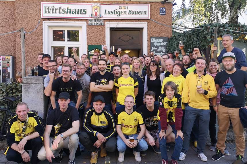 Zu Besuch bei den Münchner Borussen: So fühlt es sich an, als BVB-Fan in München zu leben Die "Münchner Borussen" vor ihrer Stammkneipe dem "Wirtshaus zum lustigen Bauern".