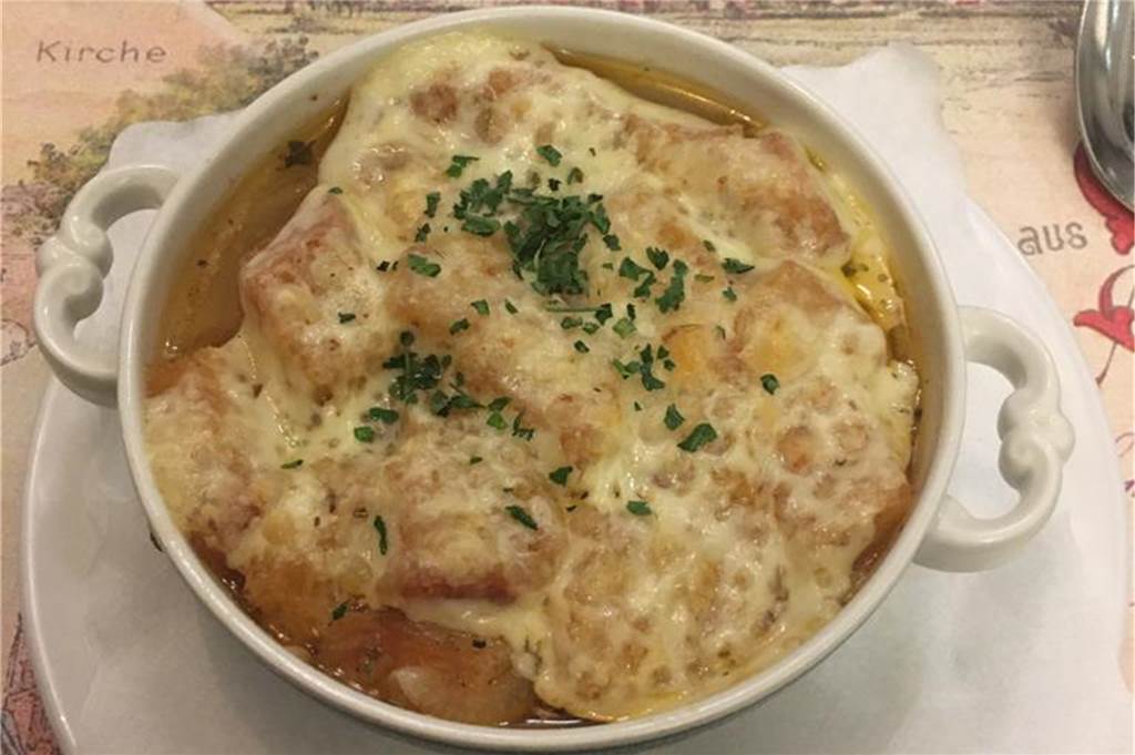 Der „Eichenhof“ in Stadtlohn ist nicht nur bei Festlichkeiten eine gute Adresse Die Münsterländer Zwiebelsuppe wird mit Käse überbacken.