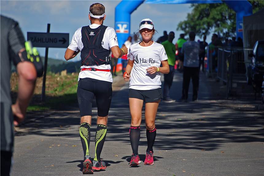 Rückwärtslaufen für den guten Zweck – beim 24-Stunden-Lauf in Reken Die Münsterner Markus Jürgens (l.) und Jenny Wehmschulte (r.) laufen beim 24-Stunden-Lauf rückwärts.