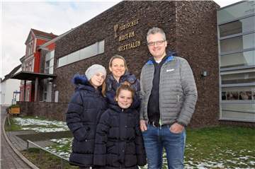 Die Museums-Checker: Svea, Heide, Liv und Jörn Meyer-Fredrich vor dem Jüdischen Museum Westfalen.