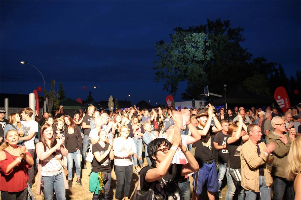 Rockfans freuen sich: Endlich wieder „Red Ballon-Festival“ in Dorsten Musikfans vor der Bühne