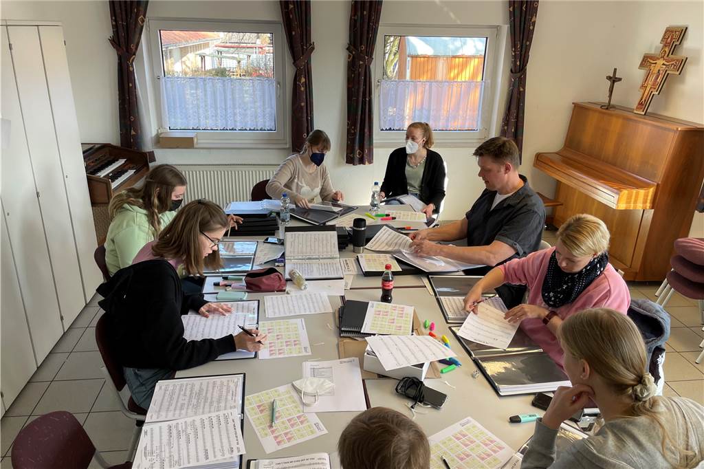 Pop und Schlager statt Blasmusik: Haltern Sound Orchestra sucht junge Musiker Die Musiker haben die Konzertmappen ausgemistet. Von 120 Stücken sind 30 geblieben.