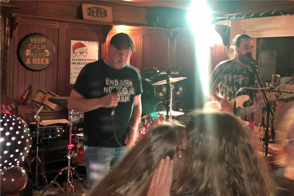 Rock-Wochenende für die Kinderkrebshilfe: „Zwei Tage Action“ im Schatten der Burg Die Musiker von BGB's kennen die Bühnen in der Doppelgemeinde für den Südlohn-Oedinger Kneipenfestivals.