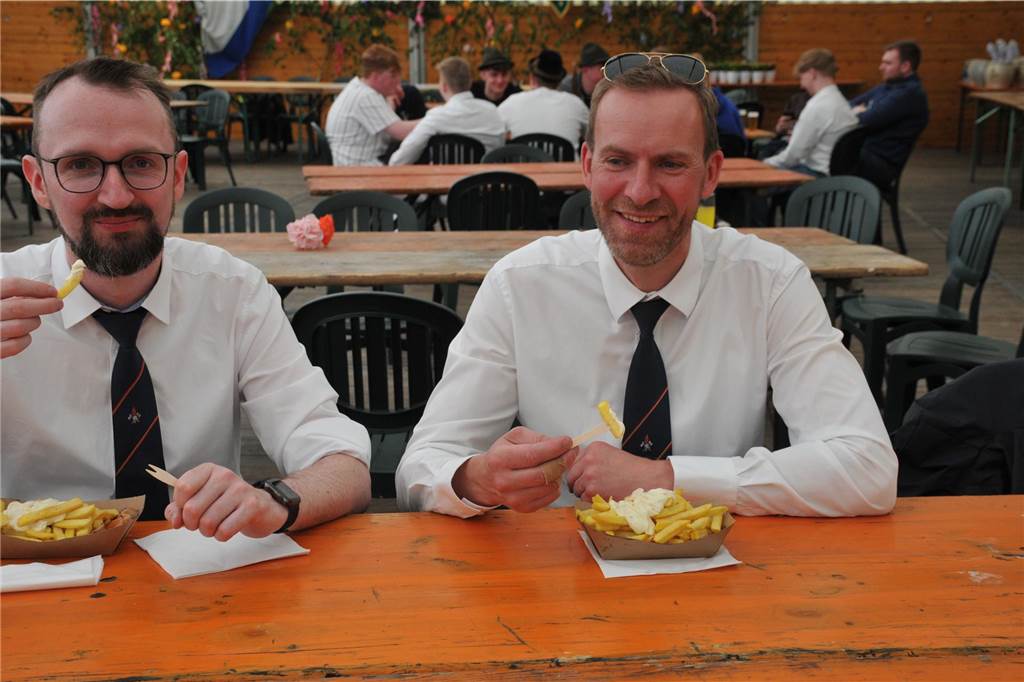 Musiker essen Pommes