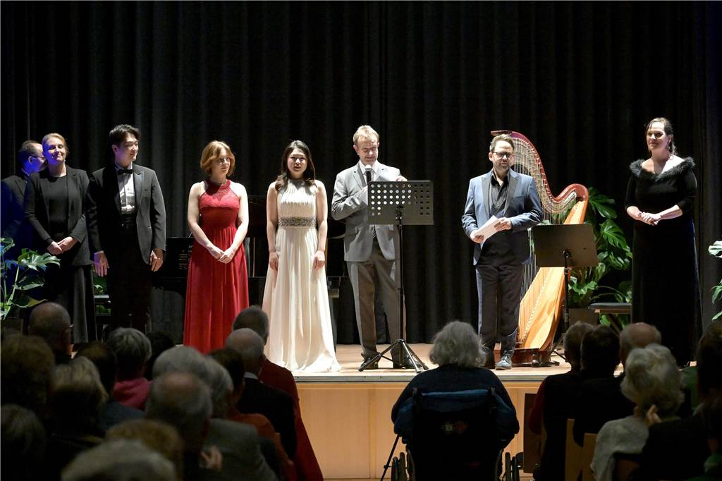 Verdi, Puccini und Bocelli sorgen für Jubelstürme im Bürgerhaus Die Musikerinnen und Musiker brachten verschiedene Stücke von Mozart, Puccini und Händel auf die Bühne.