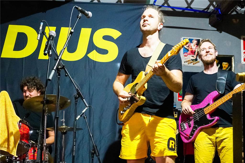 Mitreißende Musiknacht: Supercharge und Radius zogen Besucher in ihren Bann Radius auf der Bühne