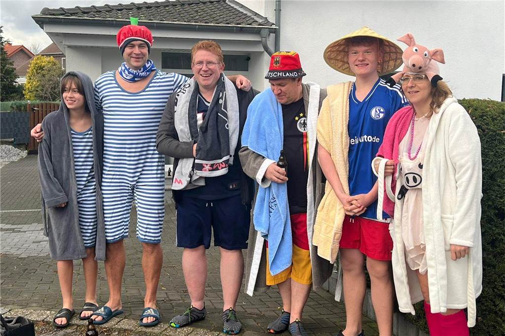 Anbaden in der Lippe: Mutige begrüßen in kalten Fluten das neue Jahr Gruppe in Kostümen