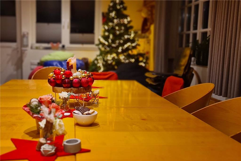 Offene Weihnacht: Traurige Schicksale für ein paar Stunden vergessen Die Mutmachwerkstatt ist schon Tage vor Heiligabend weihnachtlich in Szene gesetzt.