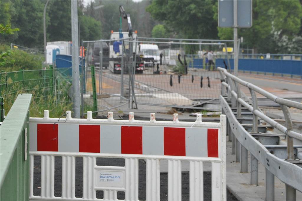 Pleiten und Pannen: Die Brücke am Schiffshebewerk wird noch später fertig Die nach wie vor gesperrte Hebewerksbrücke am Donnerstag (4.6.). Es wird gearbeitet, von Hochdruck kann aber keine Rede sein.