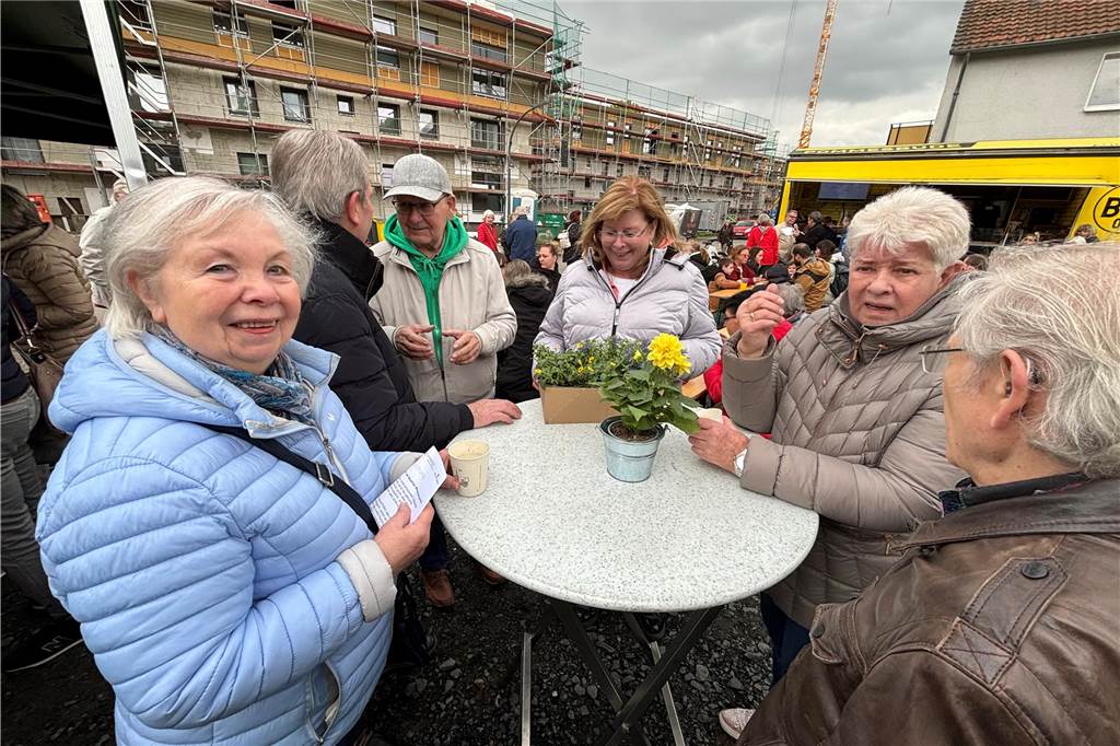Umzug ums Eck: Monika Franzen lebt seit 55 Jahren im Quartier Bewohner der Siedlung an einem Stehtisch auf dem Festplatz vor eingerüsteten Häusern.