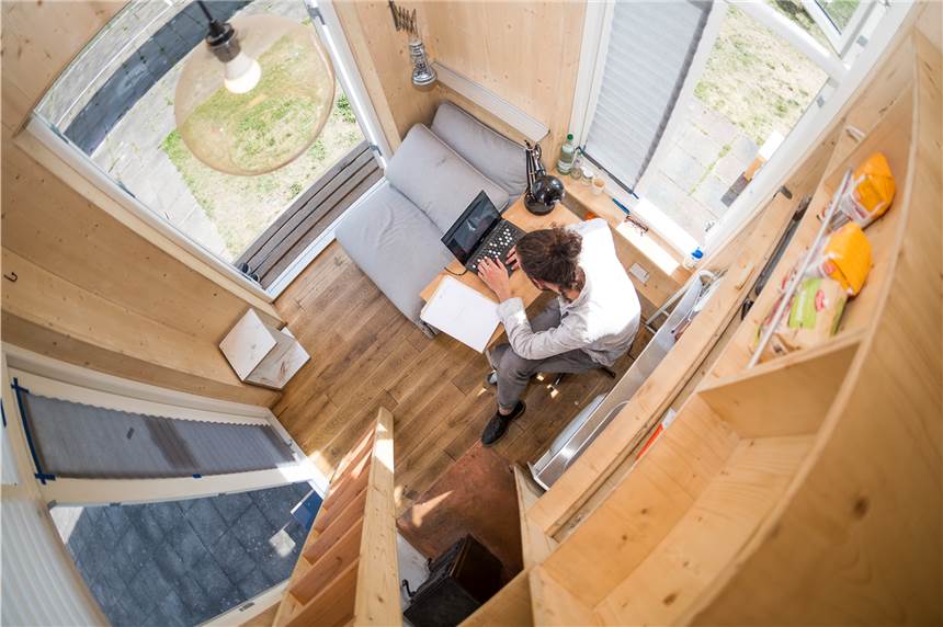 „Fair Friends“-Messe thematisiert veganes Essen, faire Kleidung und winzige Häuser Die nachhaltigen Tiny Houses sind im Kommen – in Deutschland bestellen immer mehr Menschen ein günstiges, kleines Heim, um darin mit dem allernötigsten zu leben.