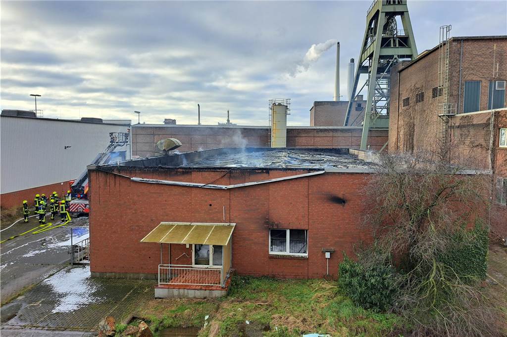 Großbrand auf AV 3/7: Bürogebäude brennt Die Nachlöscharbeiten auf dem Zechengelände dauern noch an.