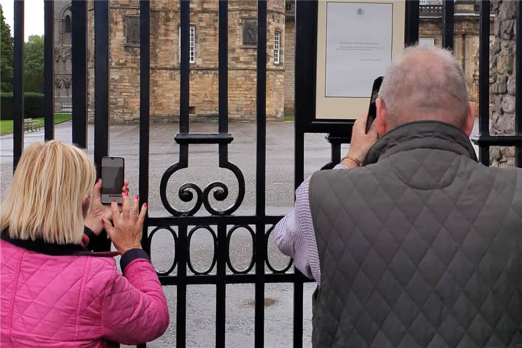 Die Nachricht vom Tod der Queen wurde auch an Holyrood Palace in Edinburgh ausgehängt.