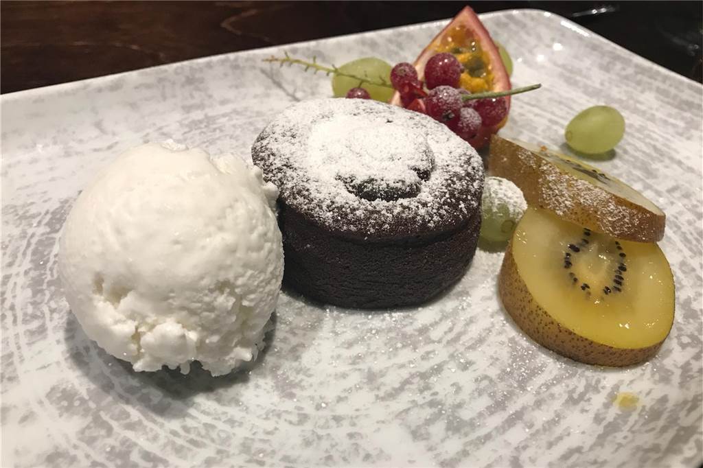 Das Haus Goldschmieding bietet familienfreundliche Küche an - und richtig gute Preise Die Nachspeise: Brownie mit Kokos-Eis und Früchten haben wir uns auch geteilt.